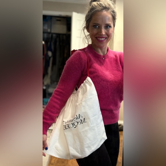 Alexander McQueen Designer Crisp White Bag with Red Ribbon Drawstring - Picture 2 of 8